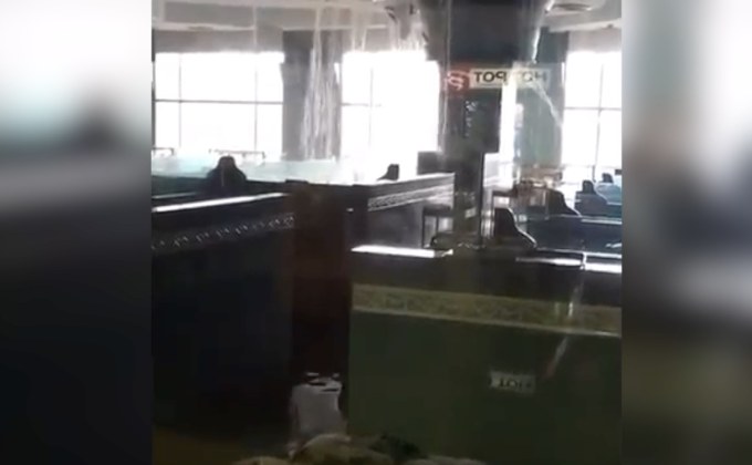 ท่อระบายน้ำแตกทะลุฝ้ากลางร้านดัง