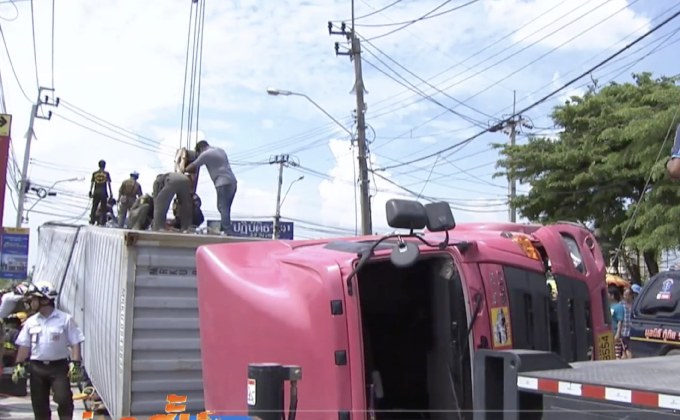 รถบรรทุกถั่วเหลือง 46 ตัน เสียหลักทับรถยนต์