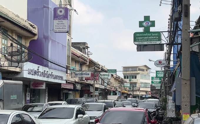 “Unseenแปดริ้ว” ร้านคลีนิคหมอทั้งถนนพานิช