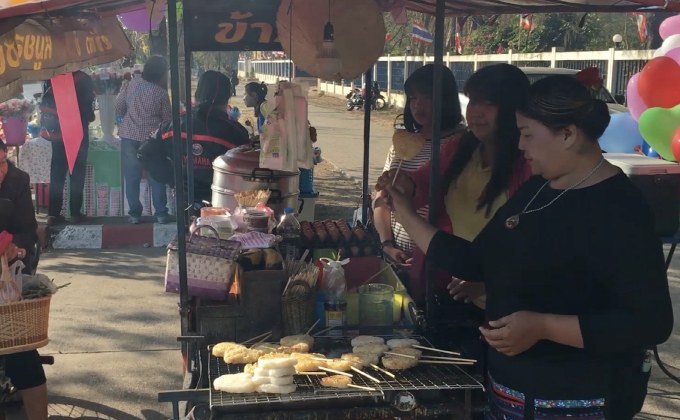 แม่ค้าใจดี แจกฟรีข้าวจี่รูปหัวใจ