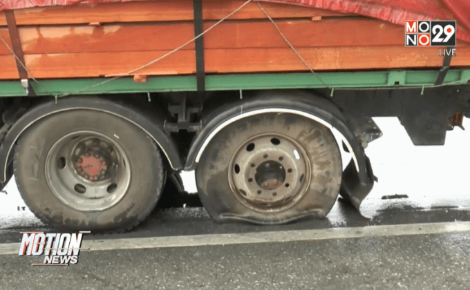 รถพ่วงล้อหลุดกระเด็นพุ่งชนรถยนต์เสียหาย