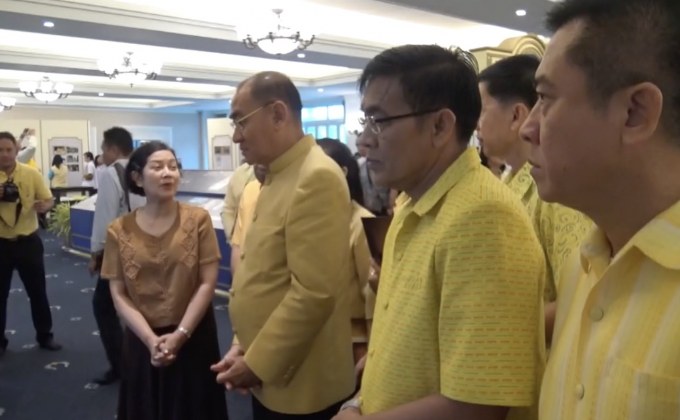 ชาวประจวบฯ เข้าชมนิทรรศการ สืบราชสันตติวงศ์ฯ