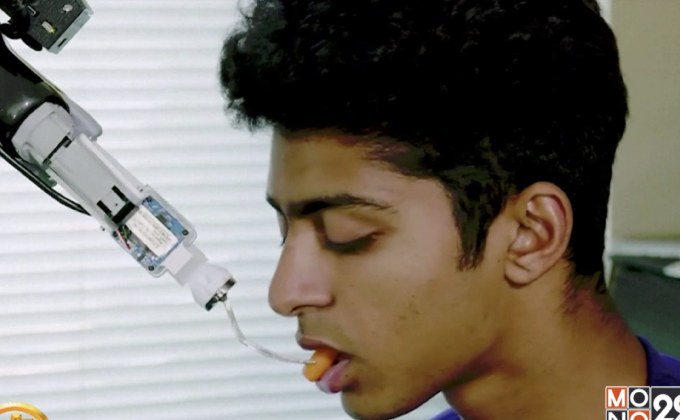 ​หุ่นยนต์ผู้ช่วยป้อนอาหารมนุษย์