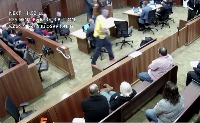 ผู้ต้องสงสัยคดียาเสพติดหนีออกจากห้องไต่สวนในสหรัฐฯ