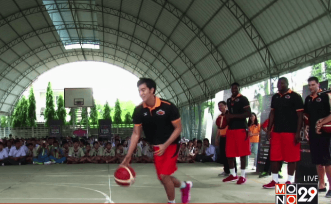 “โมโนแวมไพร์” ทำกิจกรรมยัดห่วงที่ ร.ร.สารสาสน์