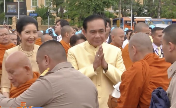 นายกฯ นำคณะทำบุญวันพ่อแห่งชาติ