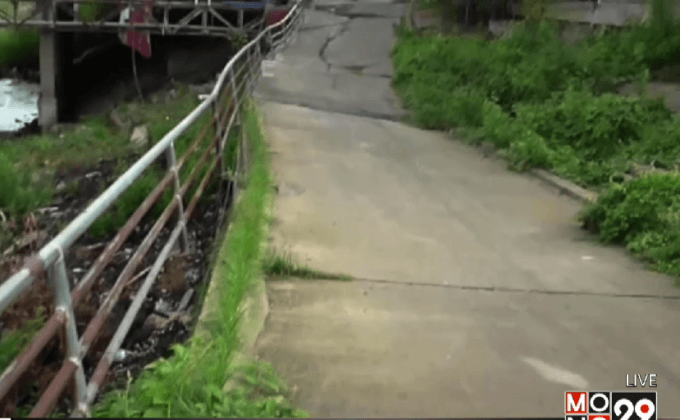 ถนนริมคลองอ่างทองทรุดตัว