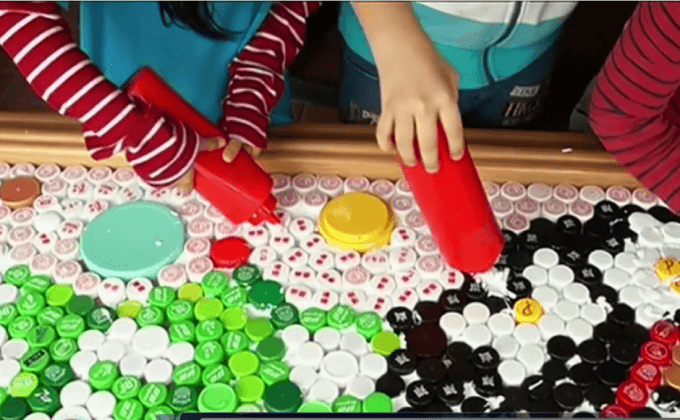 ภาพติดผนังจากฝาขวดพลาสติก