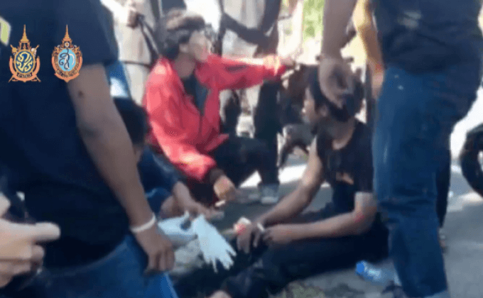 วัยรุ่นซิ่งแข่ง จยย.ชนรถกระบะบาดเจ็บ