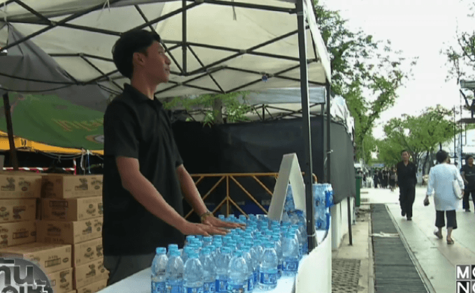 รณรงค์ลดใช้ขวดน้ำพลาสติก รอบสนามหลวง