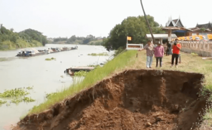 ตลิ่งหน้าวัด จ.พระนครศรีอยุธยาพังถล่ม
