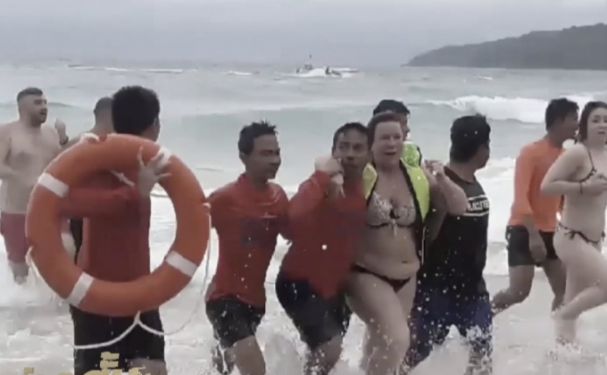 ช่วยนักท่องเที่ยวถูกคลื่นซัดกลางทะเล จ.ภูเก็ต