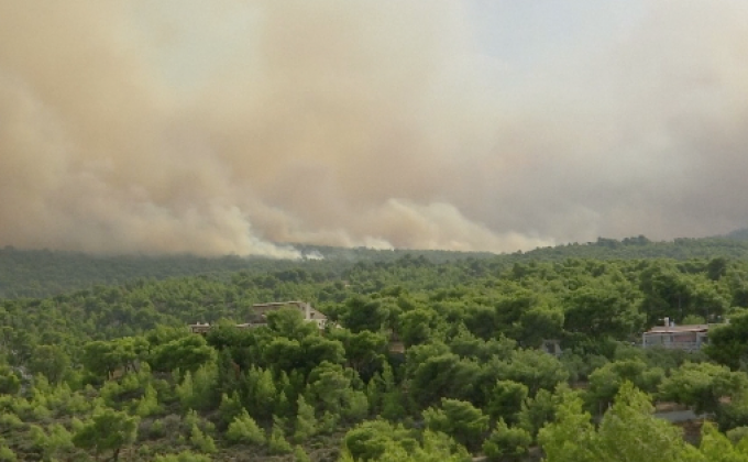 กรีซอพยพผู้คนหนีไฟป่าใกล้กรุงเอเธนส์