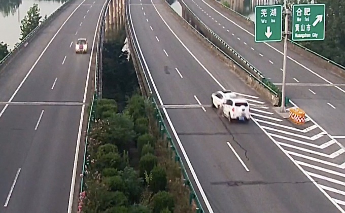 รถยนต์พุ่งชนท้ายรถที่จอดบนทางหลวงในจีน