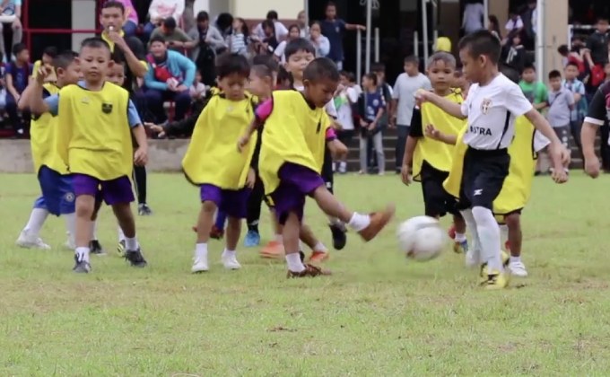 ฟุตบอลเด็กนัดผูกเสื้อให้กระชับ