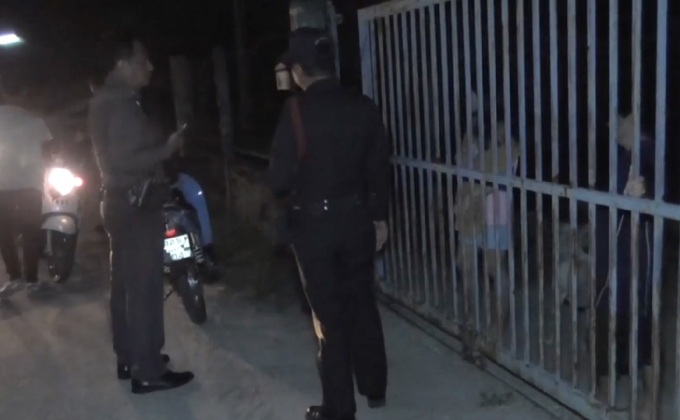 ผวาถูกมือดีปาไม้ใส่บ้านคาดเป็นแก๊งถวงหนี้