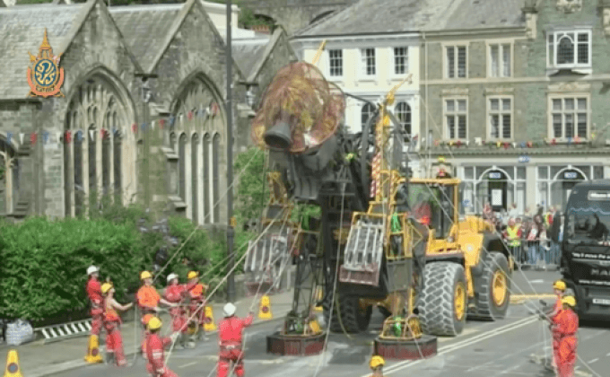 อังกฤษสร้างหุ่นกระบอกจักรกลสูง 10 เมตร