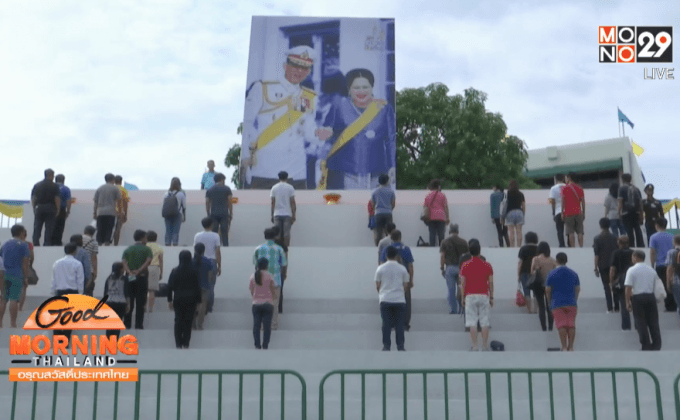 ประชาชนแห่รับเสื้อและเข็มกลัดพระราชทาน