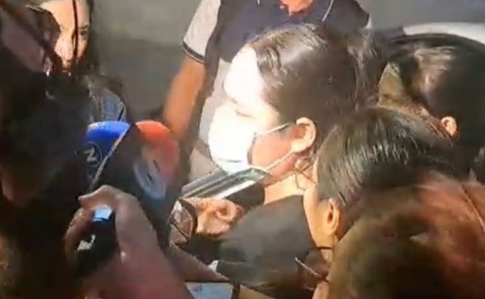 สีกากอล์ฟยกมือไหว้ขอโทษ ก่อนเข้าห้องขังกองปราบ