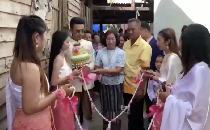 หนุ่มชลบุรีขี่ควายเผือกสู่ขอสาว