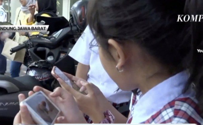 อินโดนีเซียแจกลูกไก่ให้เด็กหวังลดใช้มือถือ