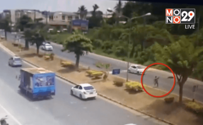 มือปาหินใส่รถ 3 พ่อแม่ลูกที่ภูเก็ต มอบตัว