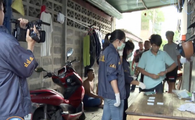 ป.ป.ส.สนธิกำลังตำรวจตรวจค้นยาเสพติดย่านร่มเกล้า