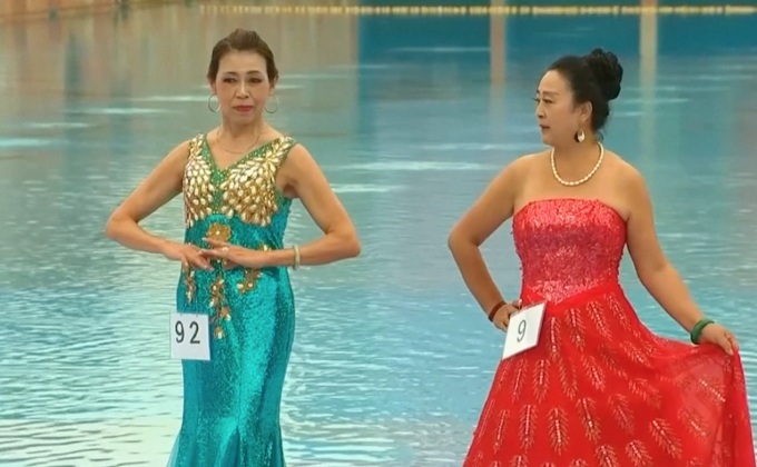 ผู้สูงอายุชาวจีนร่วมประกวดชุดว่ายน้ำ