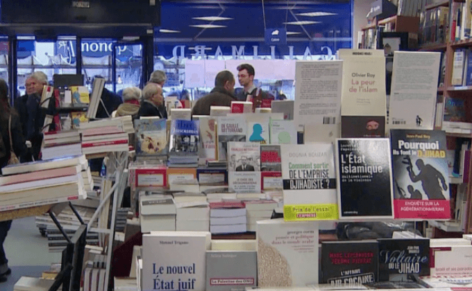 ชาวปารีสอ่านนิยายอเมริกันเพื่อฟื้นฟูจิตใจ