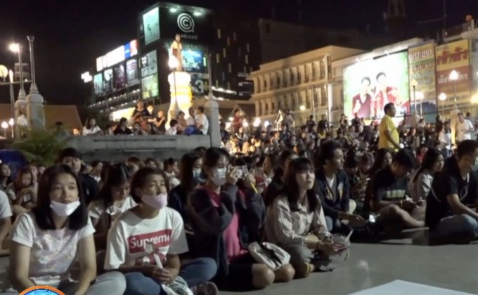 ชาวโคราชนับพันคนร่วมจุดเทียนไว้อาลัยเหตุกราดยิง