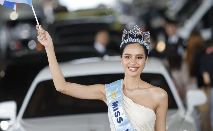 มงกุฎประวัติศาสตร์!! มหาชนคนไทยแห่รับขวัญ “โอปอล-สุชาตา” มิสเวิลด์คนแรกในรอบ 75 ปี แน่นสุวรรณภูมิ