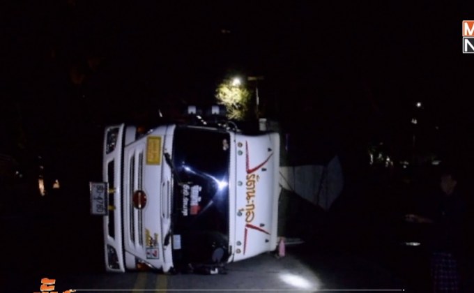 รถพ่วงบรรทุกยางพาราอัดก้อนพุ่งชนด่านตรวจ จ.ยะลา