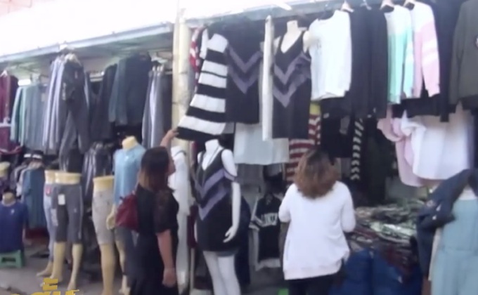 ประชาชนซื้อเสื้อดำตลาดโรงเกลือ