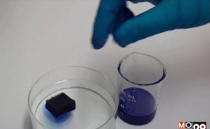 ฟองน้ำดูดซับคราบน้ำมันในทะเล