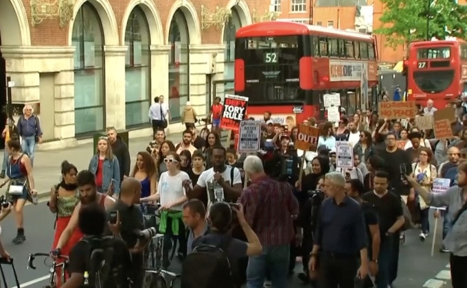 ประชาชนตำหนิผู้นำอังกฤษเพิกเฉยต่อเหตุไฟไหม้