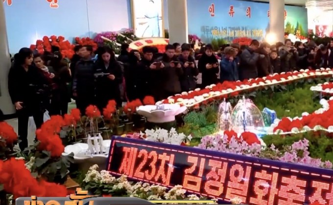 ชาวเกาหลีเหนือแห่ชมงานนิทรรศการดอกไม้ในเปียงยาง