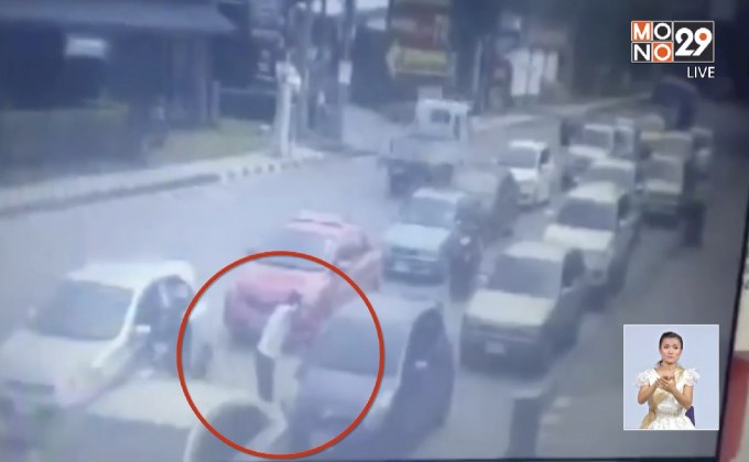 แฉคลิปหญิงทุบรถชาวบ้านกลางแยกไฟแดง