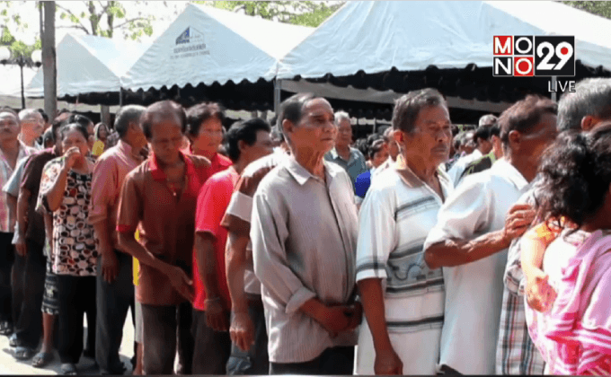 นักธุรกิจมอบเงินผู้สูงอายุเทศกาลสงกรานต์