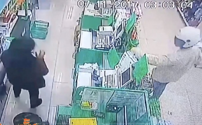 คนร้ายบุกเดี่ยวชิงทรัพย์ร้านสะดวกซื้อ จ. ปทุมธานี