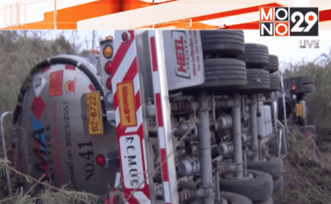 รถบรรทุกน้ำมันพลิกคว่ำ จ. อ่างทอง