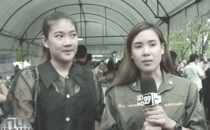 นักกีฬาจิตอาสาแจกอาหารประชาชนที่สนามหลวง