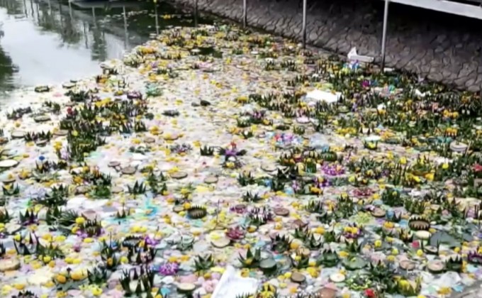 เจ้าหน้าที่เร่งเก็บขยะจากกระทงภาคอีสาน