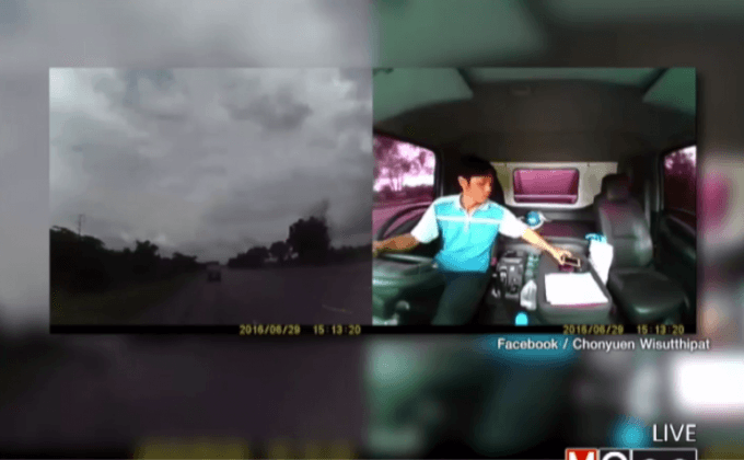 อุบัติเหตุเอื้อมหยิบโทรศัพท์ขณะขับรถ