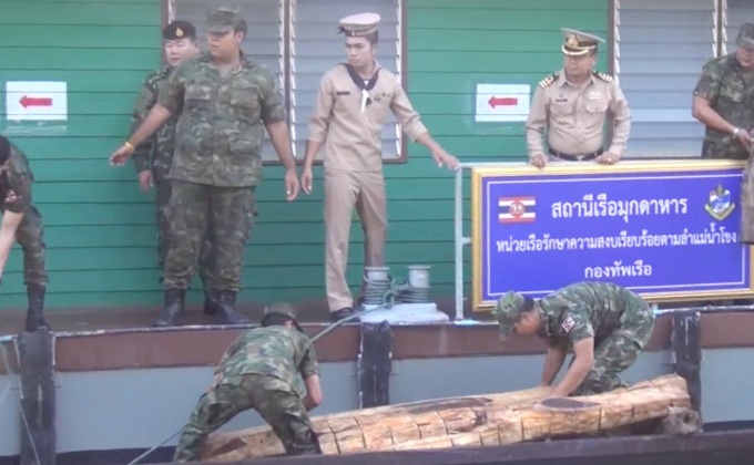 จับหนุ่มลาว ลอบขนไม้พะยูงข้ามโขง