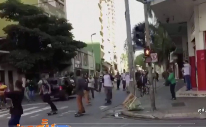 เก๋งพุ่งชนคนเล่นสเก็ตบอร์ดในบราซิล