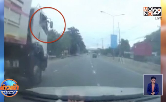 ตกใจเจอคนขับรถบรรทุกพ่วงชักปืนขู่ ขณะขับรถบนถนน