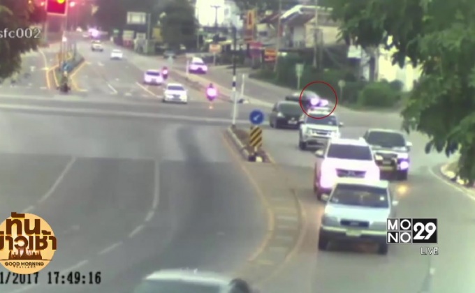 รถเก๋งปาดหน้าชนทับ จยย.คาแยกไฟแดง