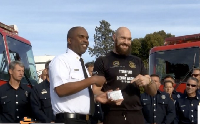 “ไวลเดอร์” แจกตั๋วชมบิ๊กไฟต์ให้นักดับเพลิงแอลเอ