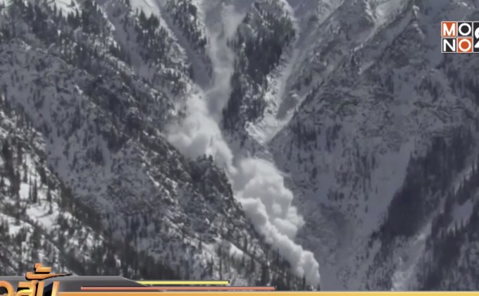 สหรัฐฯ เผยภาพขณะที่หิมะพัดถล่มลงมาใกล้กับทางหลวง