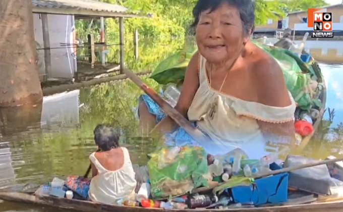 ไม่หมดแรงสู้! ยายพายเรือเก็บขยะกลางน้ำท่วม หวังขายสร้างรายได้หลังน้ำลด